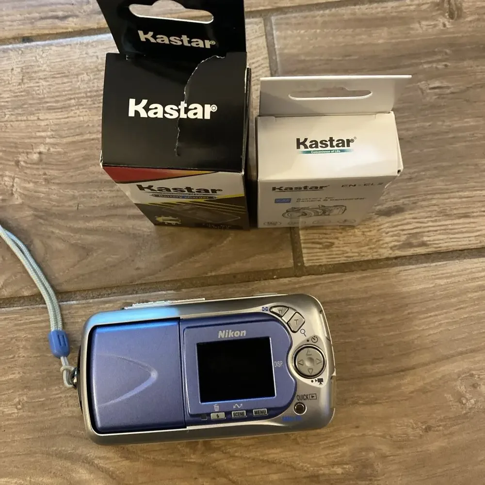 Nikon COOLPIX 2500 Silver Digital Camera 2.0 MP 3x Zoom + New Charger & Battery